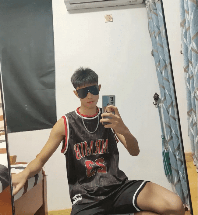 男大体育生黑皮肌肉帅哥独自在酒店！