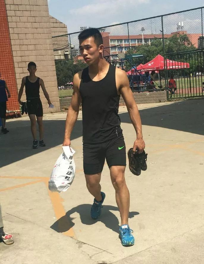 成都体院遇见的野生体育生，操场一个穿得比一个紧！
