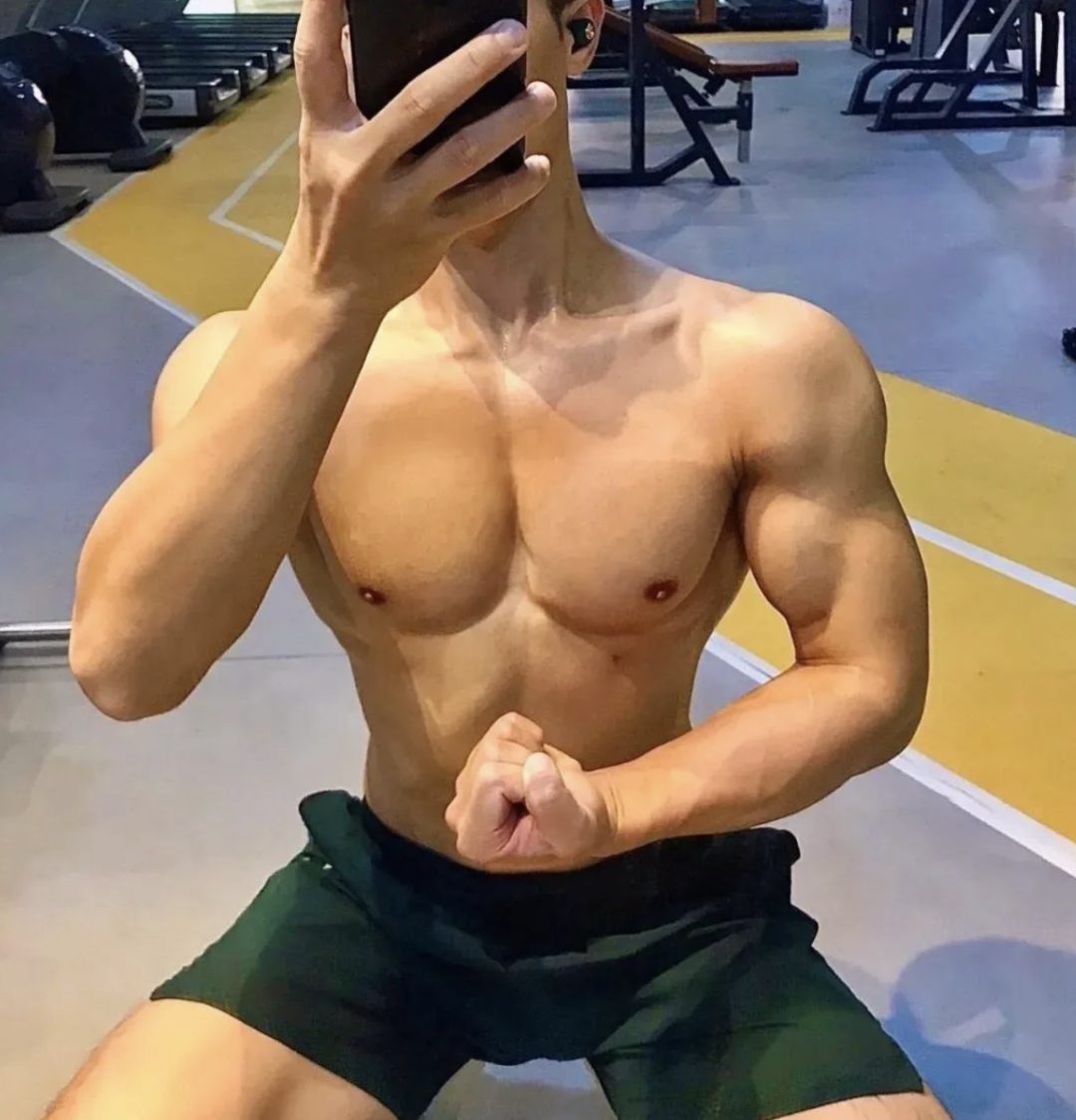 会所男技师身材太棒了，男人味十足！