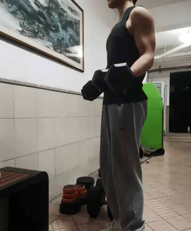 185cm 无美颜的黑皮体育生帅弟弟！