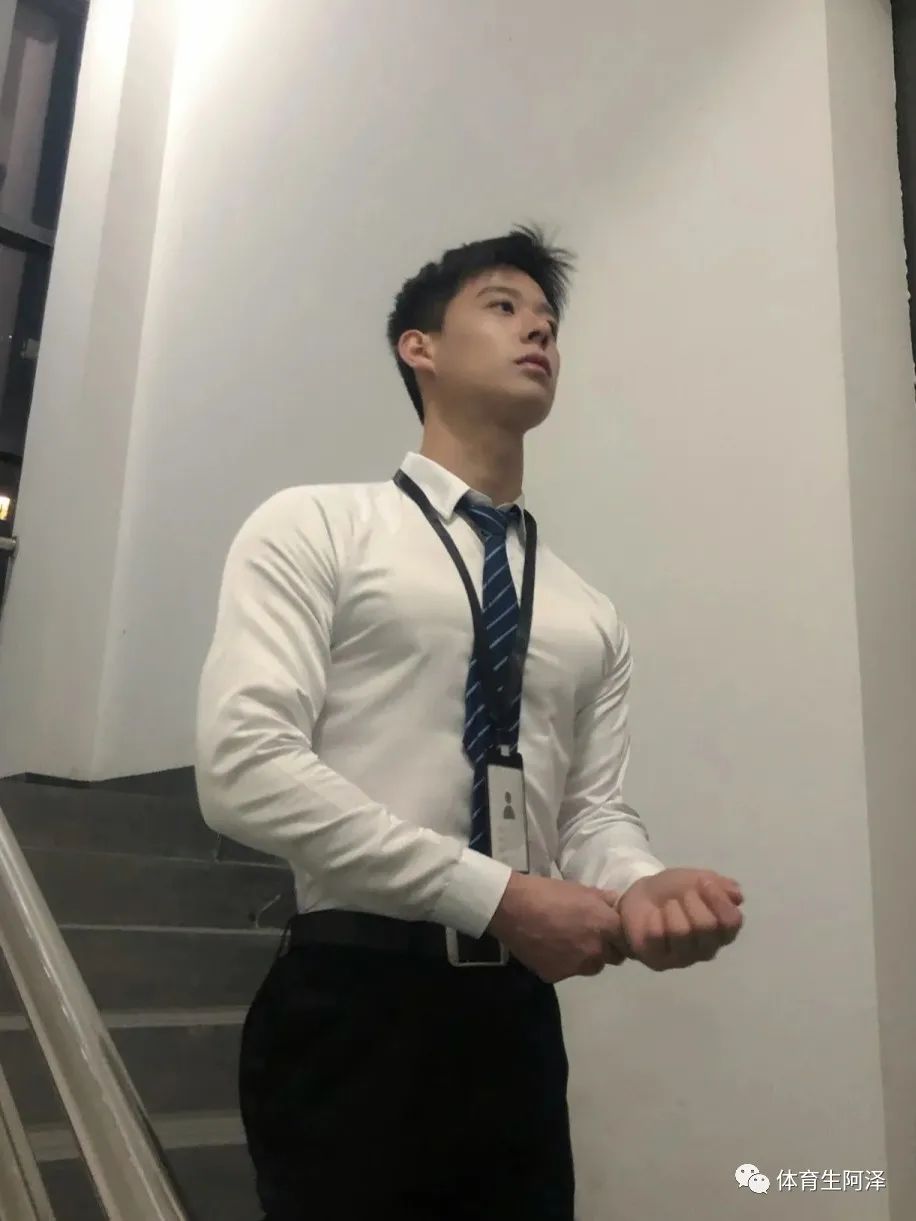 禁欲正装,山东大男孩,楼梯口来一下...... 禁欲正装,山东大男孩,楼梯口来一下......