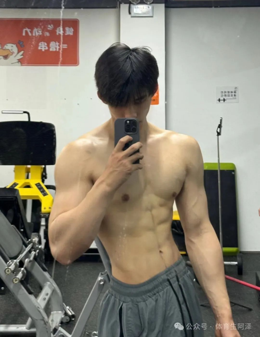 健身圈的天菜帅哥，八块腹肌别太诱惑.....