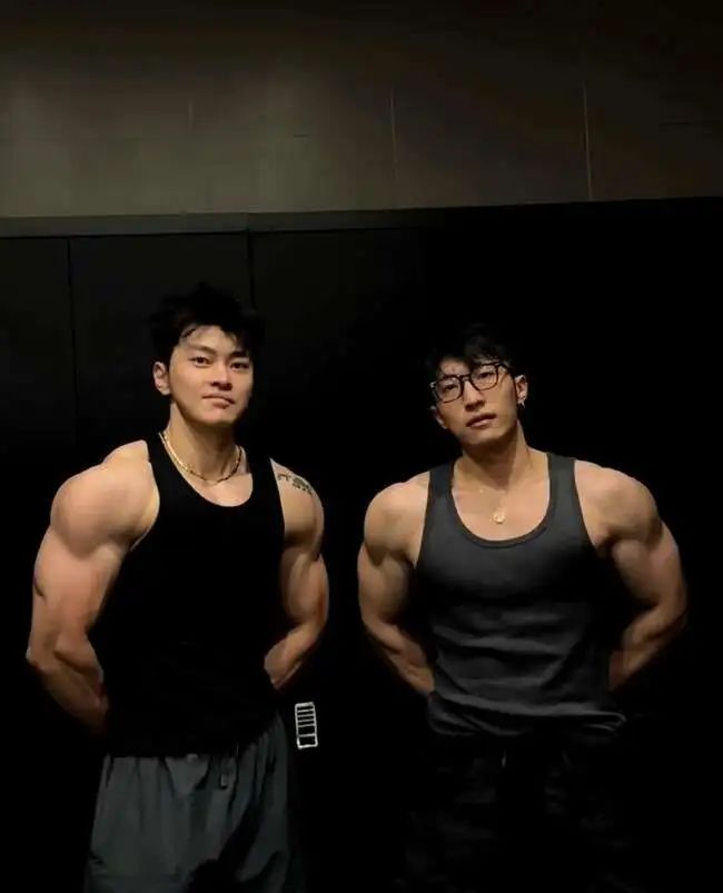 威武雄壮肌肉男，腹肌刚毅完美男人！