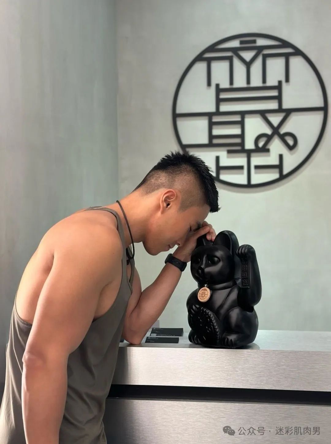 操场打球撩衣擦汗的腹肌男真帅！穿正装太有型啦