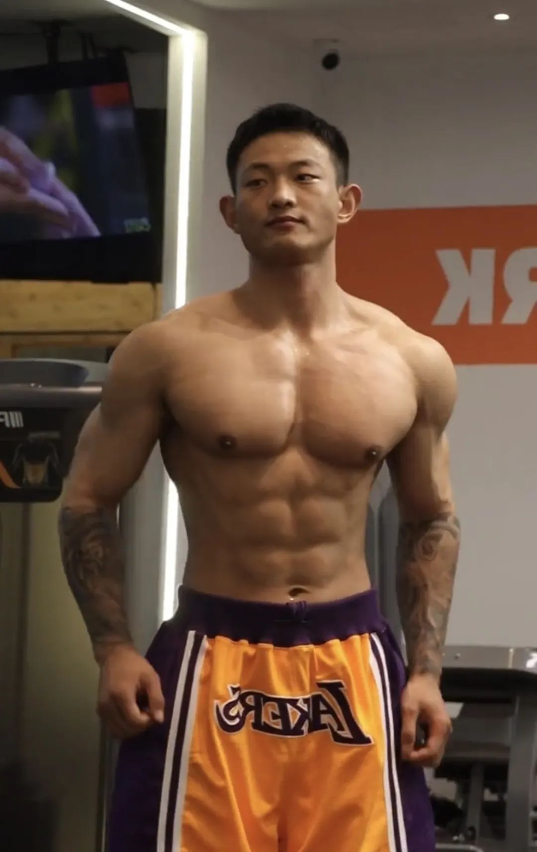 黑皮钢铁直男健身教练，夜访女记者，大花臂爱了…