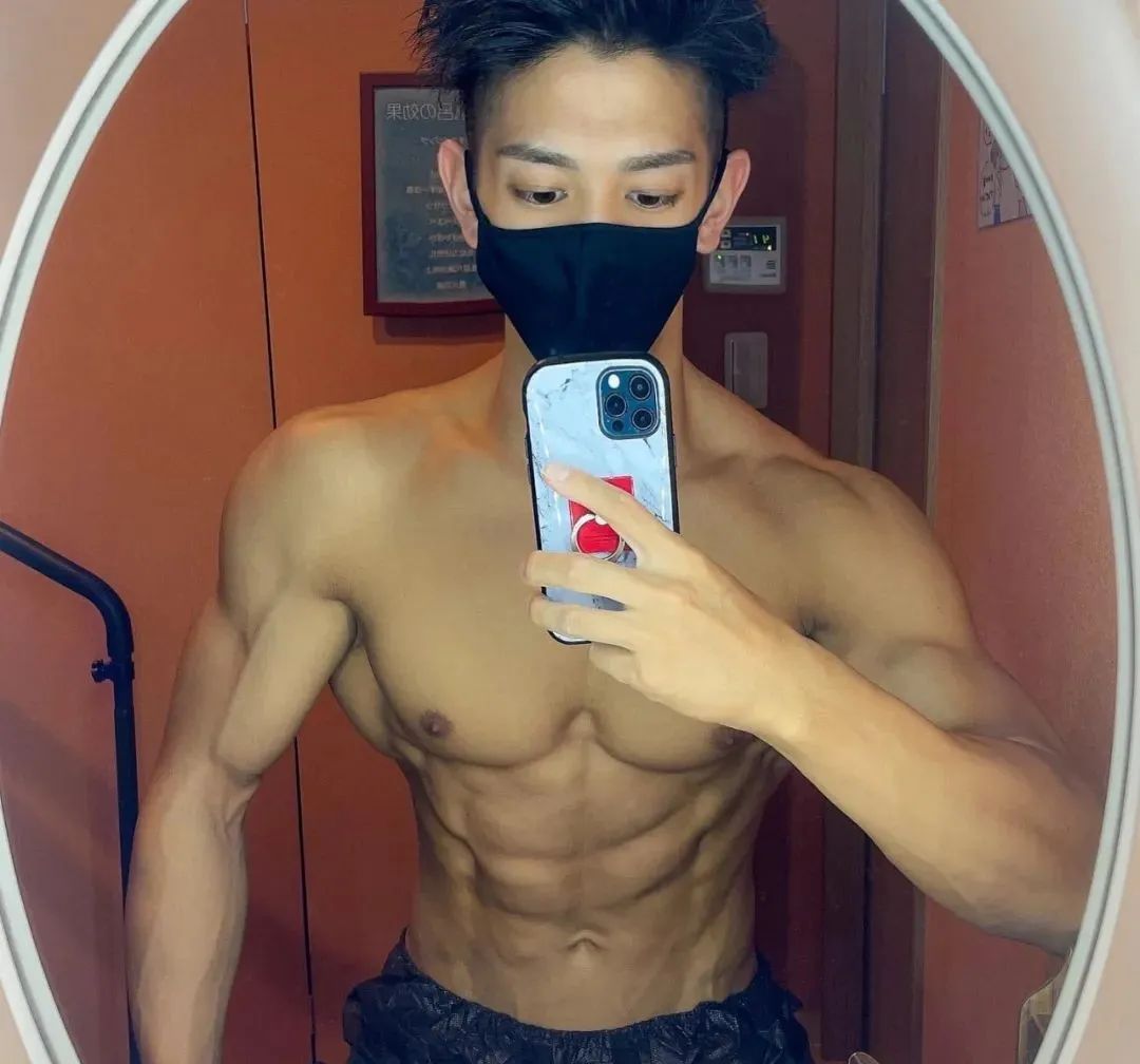 推特网红肌肉爸爸私教课卖五百约的都是男顾客，值吗？