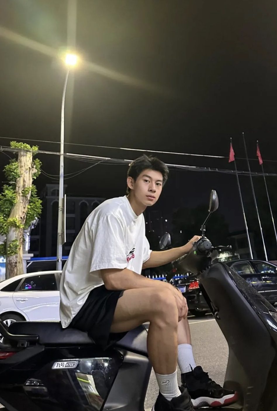 六块腹肌的运动小哥腹肌藏不住了！