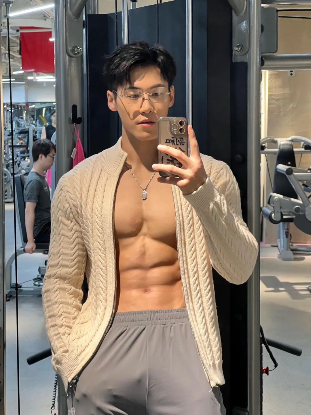 百万粉丝男网红！深夜和 TS 小男娘约会被抓拍…