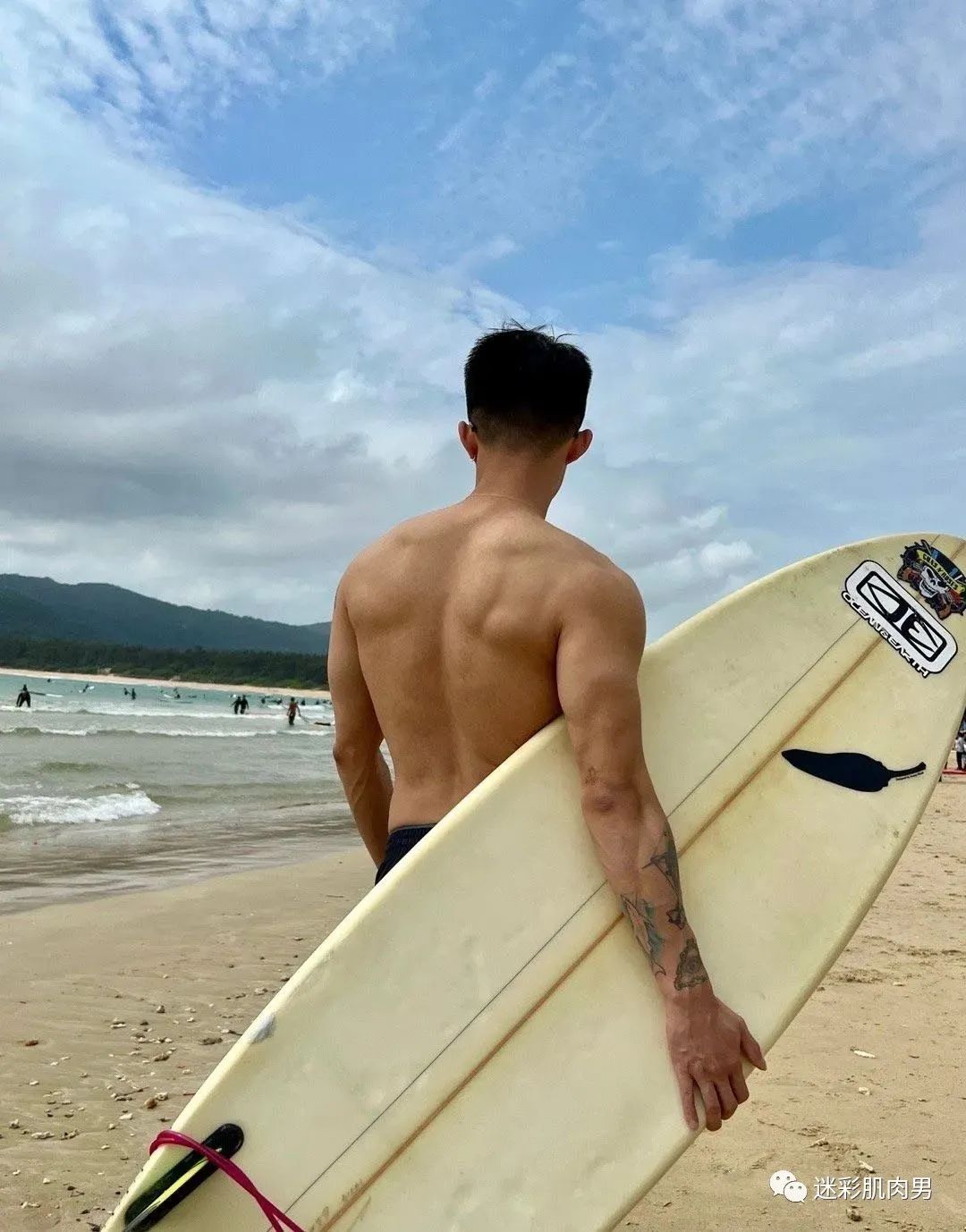 海边的小哥湿身想和他一起去玩水啦