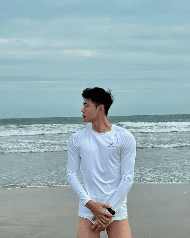 体育老师穿泳裤冲浪，少年感又欲又帅！