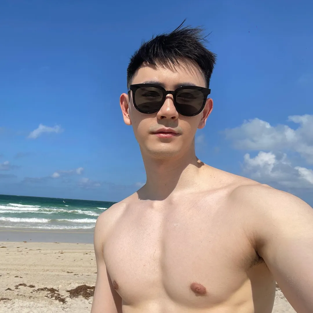 穿黑内裤自拍的野生男私照扒到啦，大实力遮不住呀！