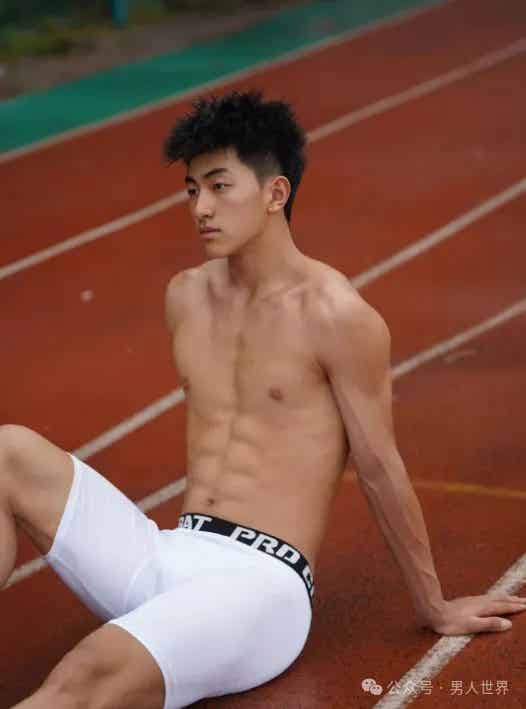 弟弟也太上头！男高体育生，薄肌鲜肉男