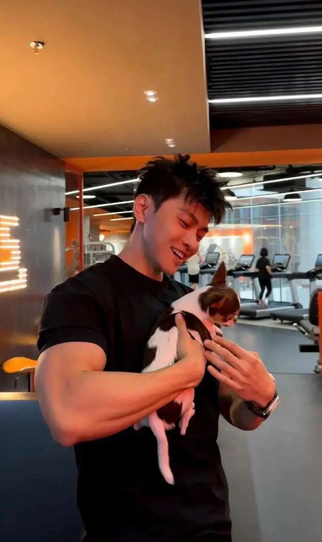 威武雄壮肌肉男，腹肌刚毅完美男人！