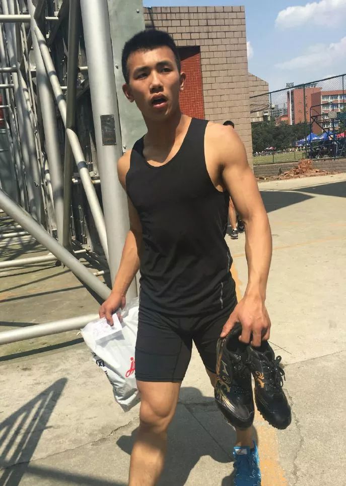 成都体院遇见的野生体育生，操场一个穿得比一个紧！
