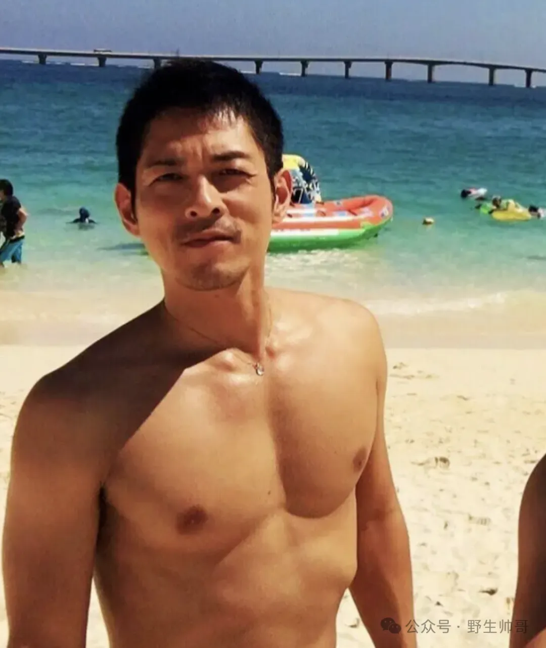 日本这枚正装男酒店见网友涉嫌偷窃他人财物,你看过他的吗 日本这枚正装男酒店见网友涉嫌偷窃他人财物,你看过他的吗