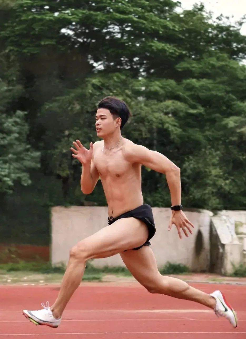 193CM 黑皮田径体育生，19 岁山东男大的迷人魅力！