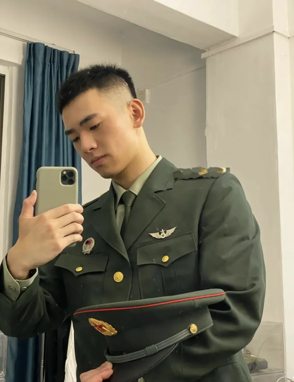 退役的寸头小哥脱啦，长腿粗壮腿毛长的太旺盛了！