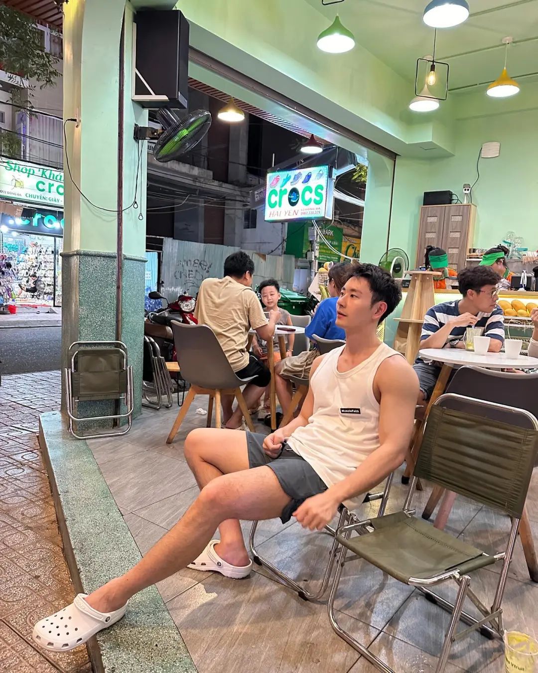 穿黑内裤自拍的野生男私照扒到啦，大实力遮不住呀！