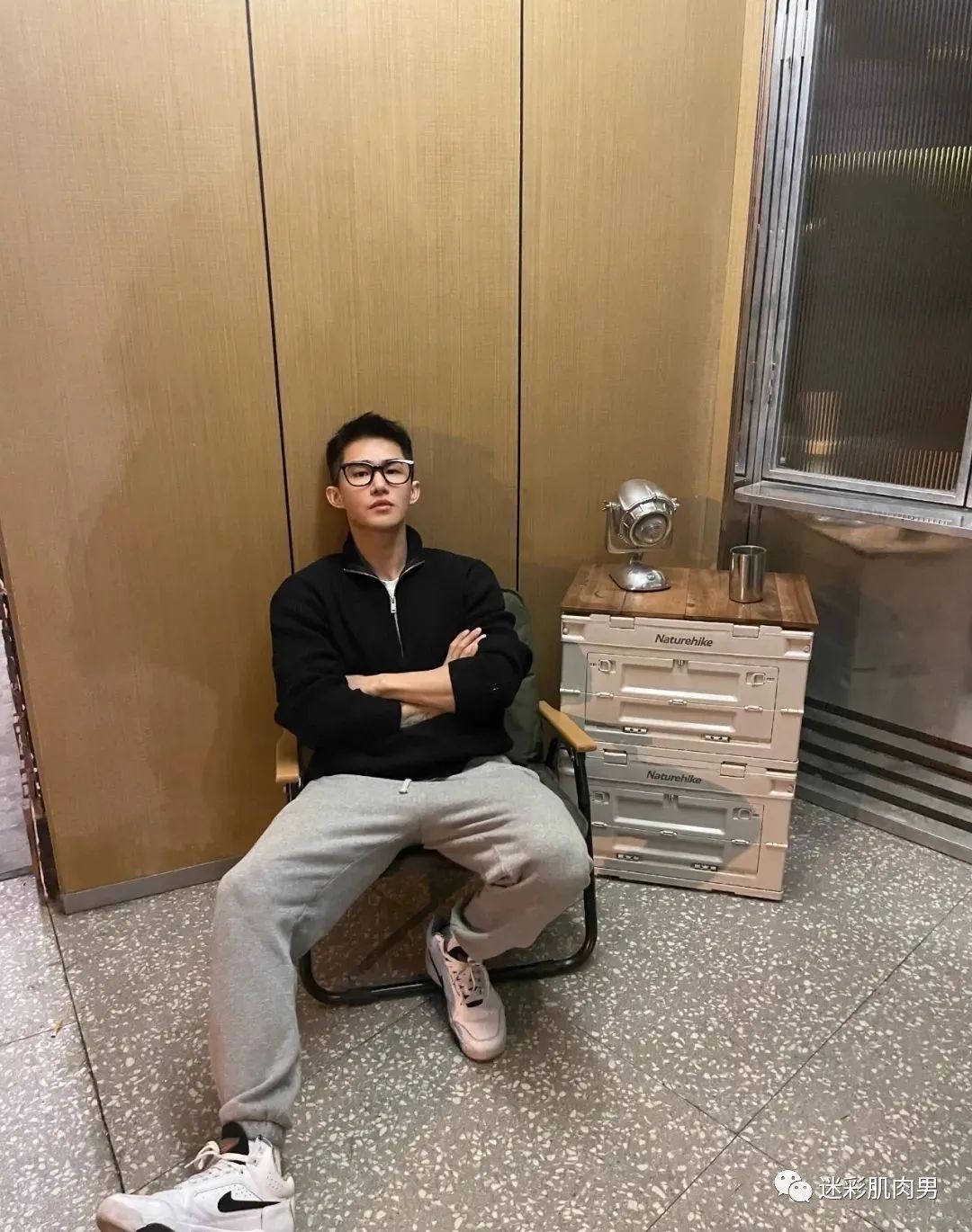 海边的小哥湿身想和他一起去玩水啦