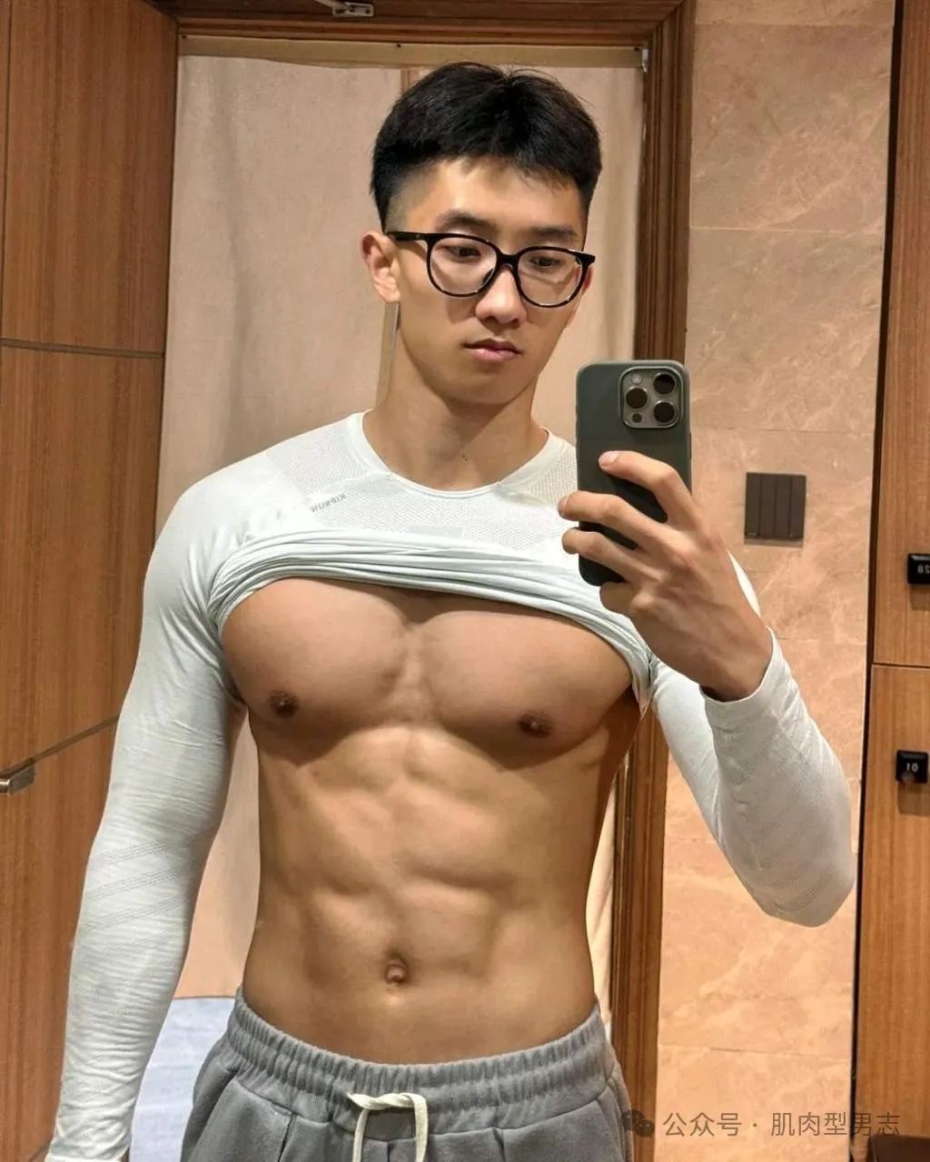 灰裤子彝族小哥超可以！穿上泳裤这谁顶