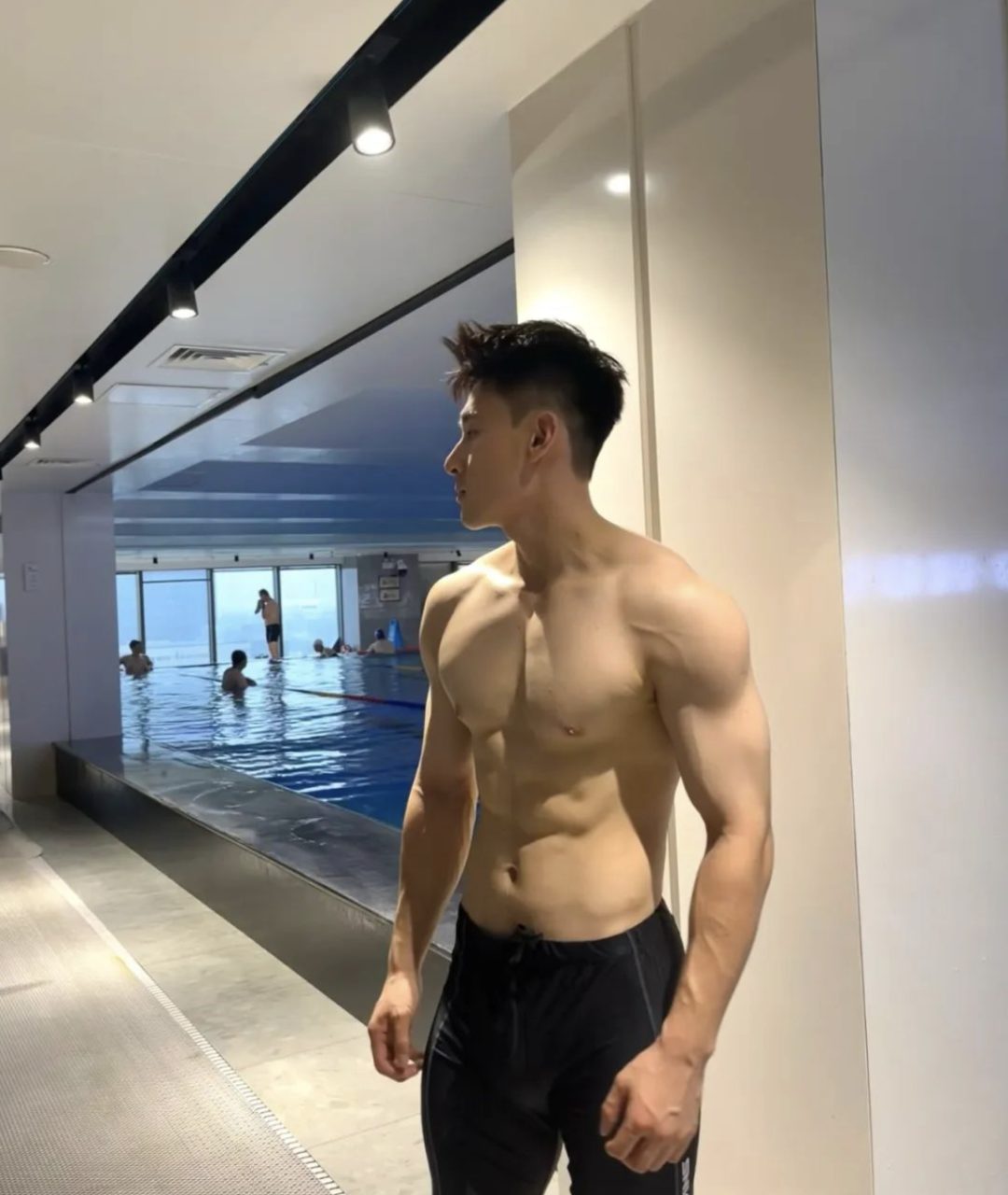 泳池湿透的长腿运动男，东北男人就是强大呀！！
