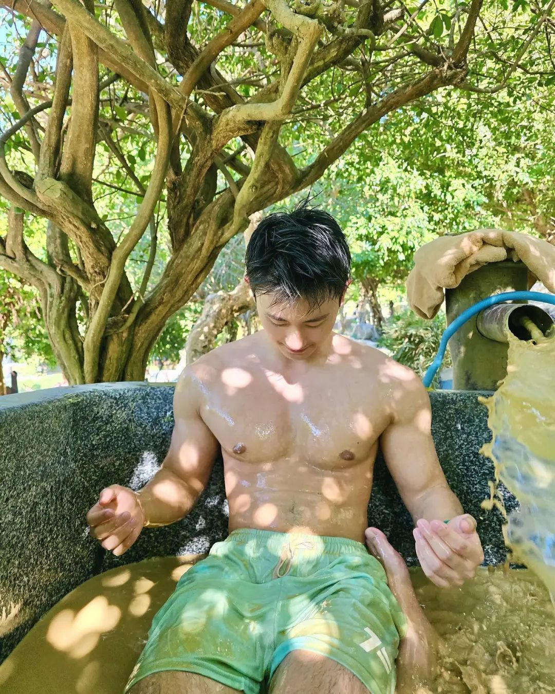 穿黑内裤自拍的野生男私照扒到啦，大实力遮不住呀！
