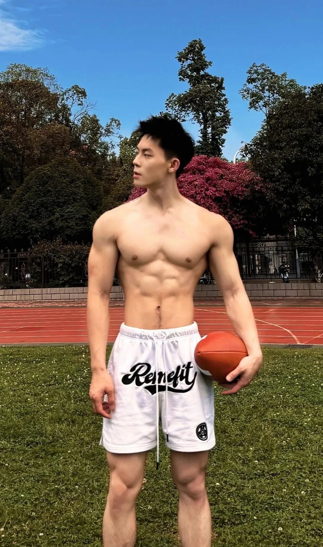 成都街头性感腹毛体育生，大肌男悬念拉满了！