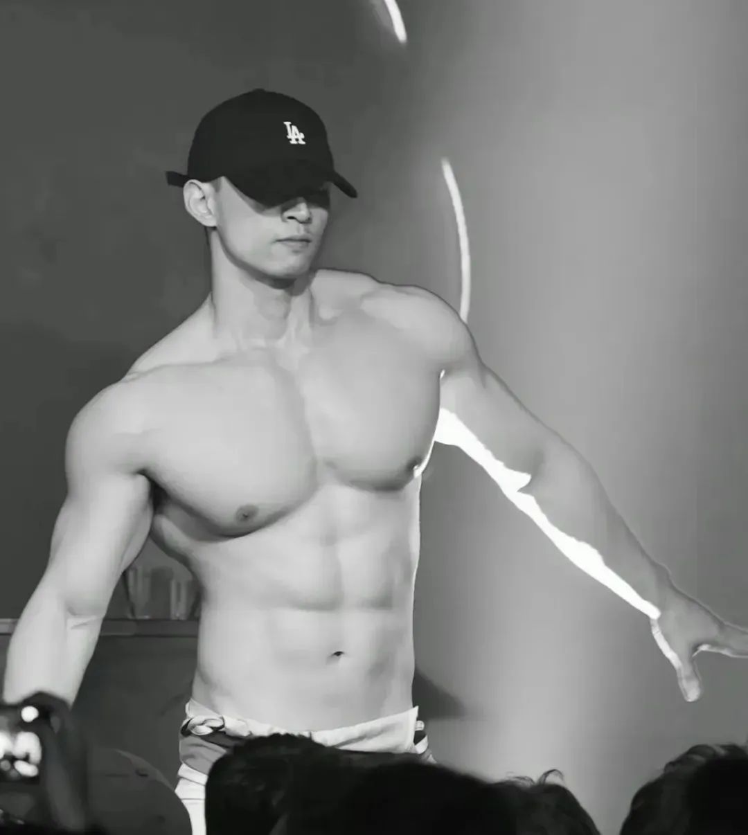 男妈妈？这个 DJ 的胸肌好大！