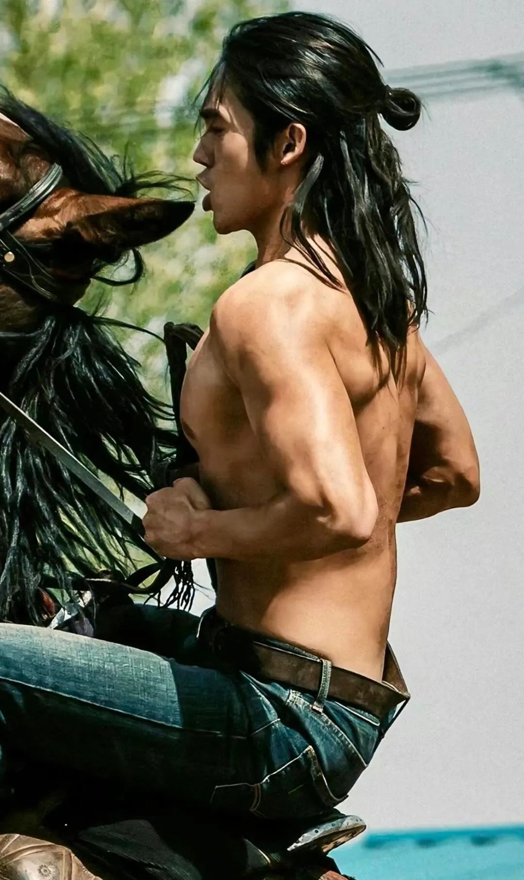 于是，塌房了！舔脚婆、男女通吃、双插头 Buff 叠满…
