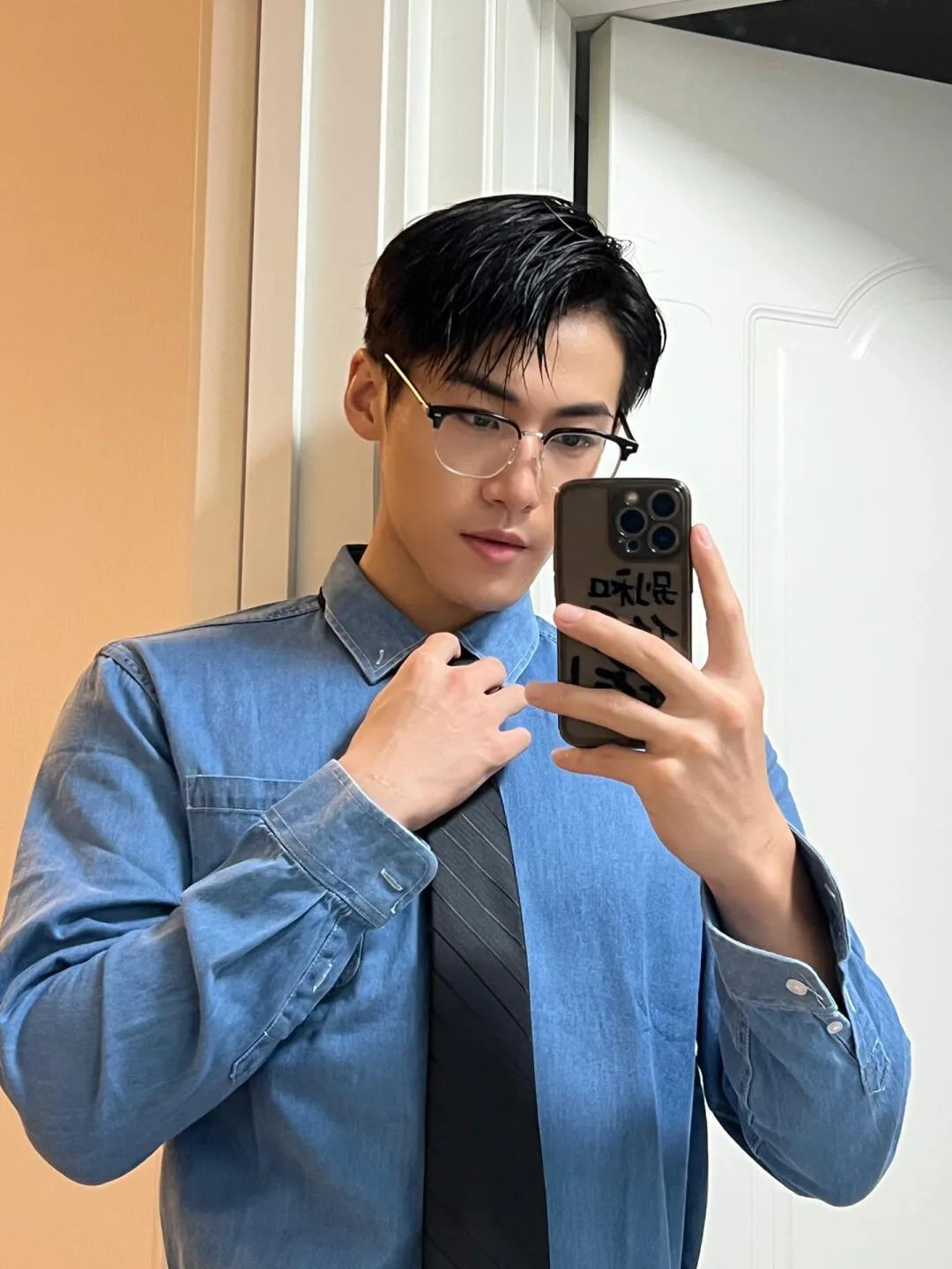 百万粉丝男网红！深夜和 TS 小男娘约会被抓拍…