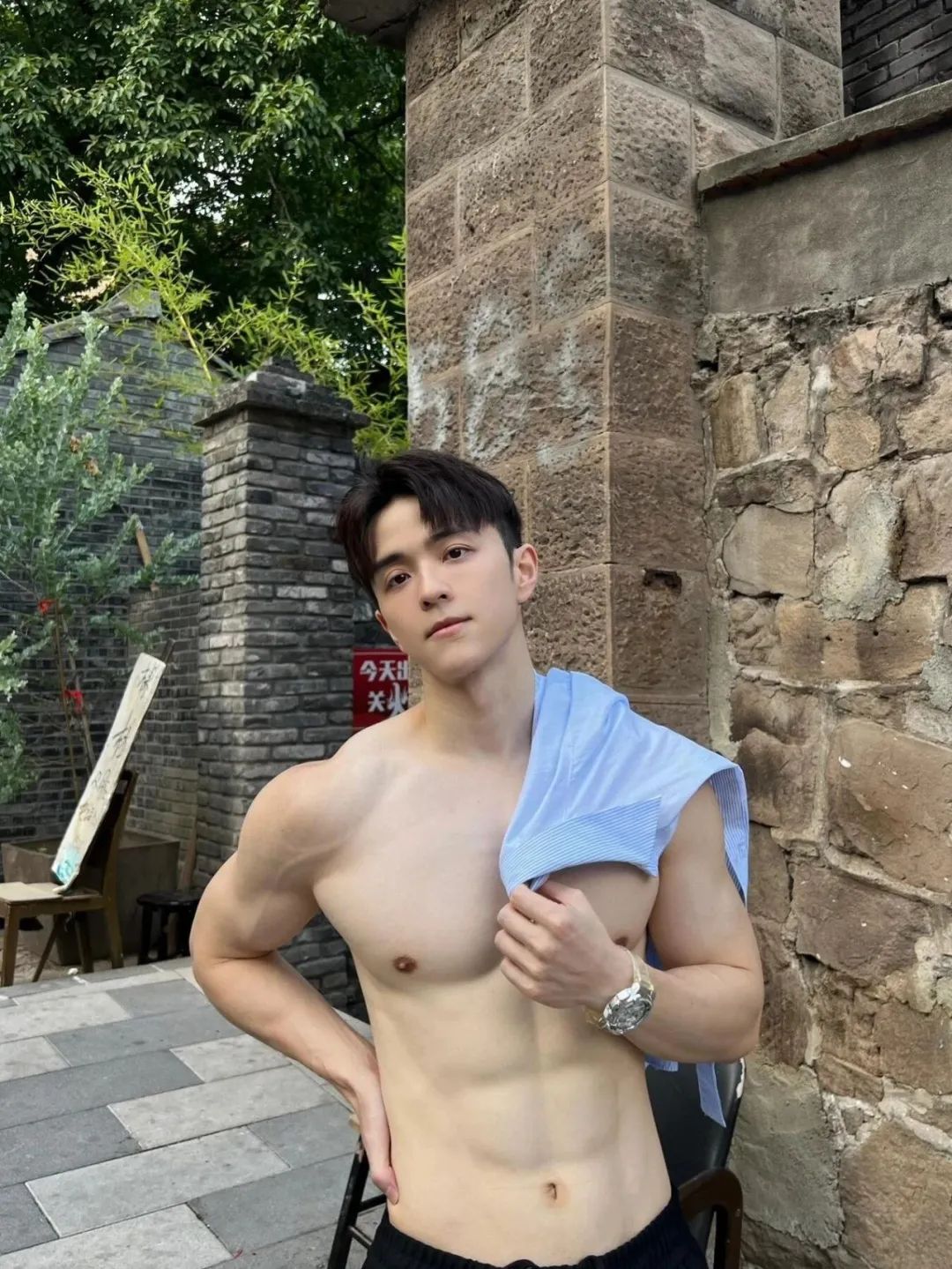 重庆帅奶狗，冷白皮细腻光滑能掐出水！