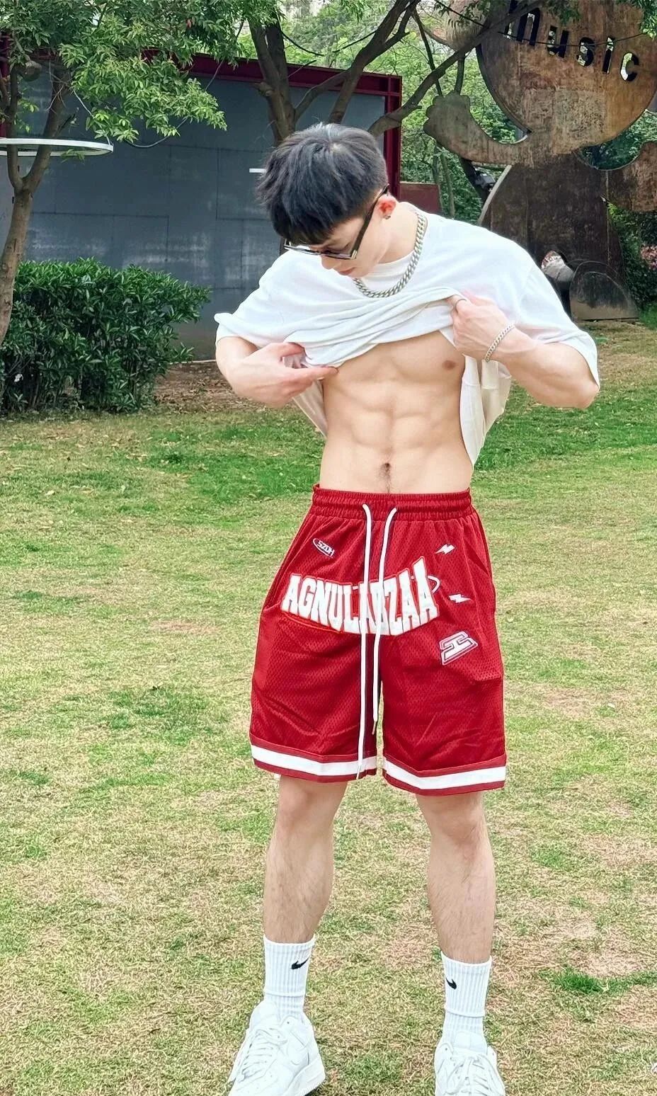 成都街头性感腹毛体育生，大肌男悬念拉满了！