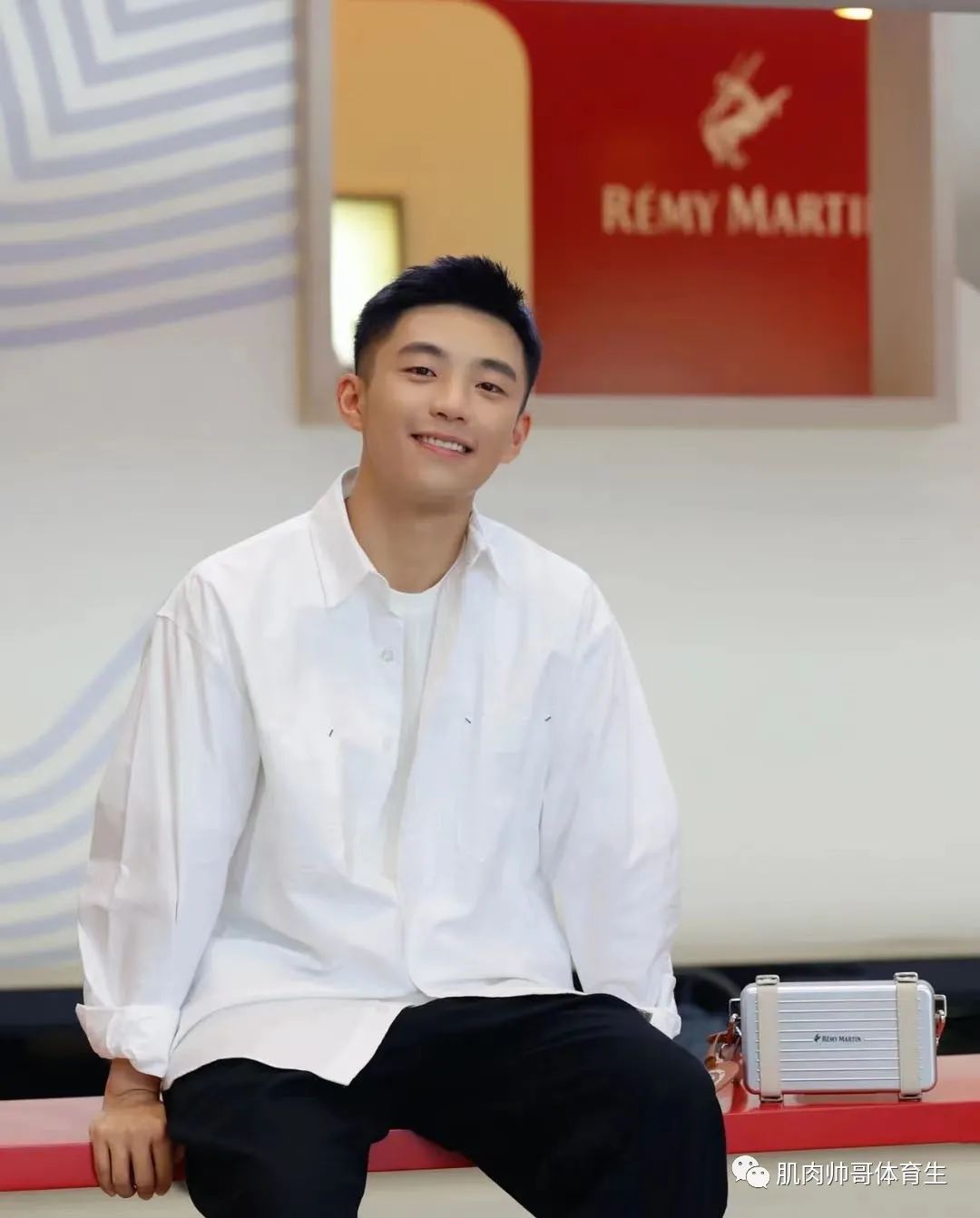 精致男孩又来啦，治愈系笑容太迷人