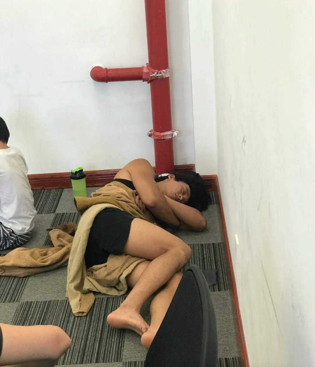 侯雯元没穿泳裤？腹毛这么性感实力大出圈！