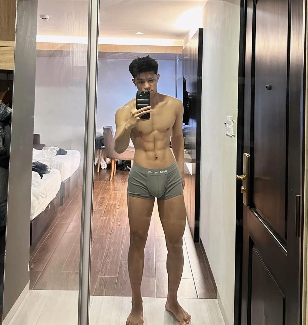 185cm 体育生在酒店自拍，完美尺度！