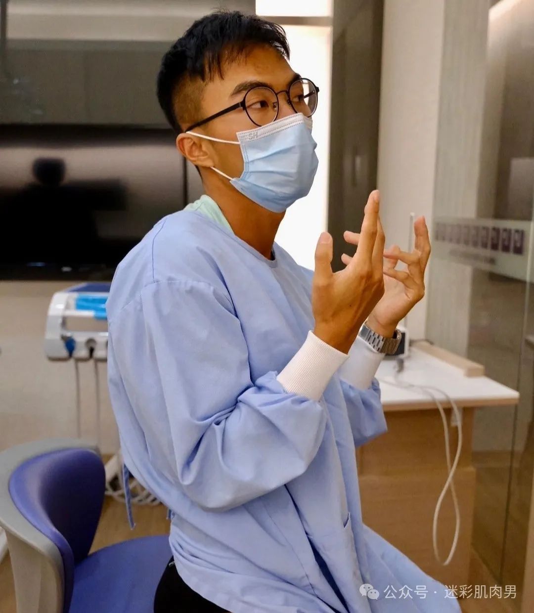 操场打球撩衣擦汗的腹肌男真帅！穿正装太有型啦