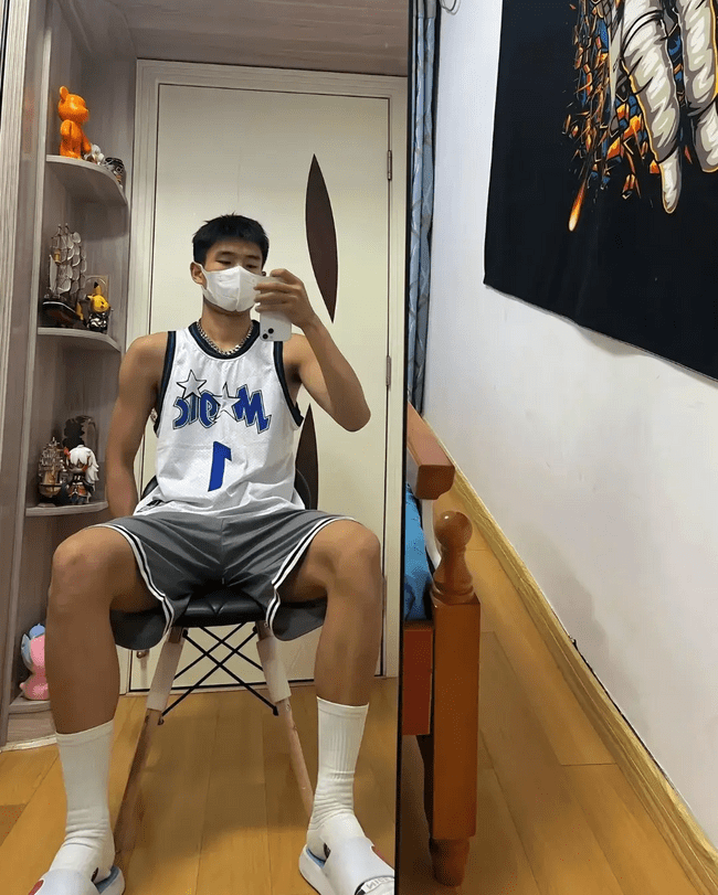 男大体育生黑皮肌肉帅哥独自在酒店！