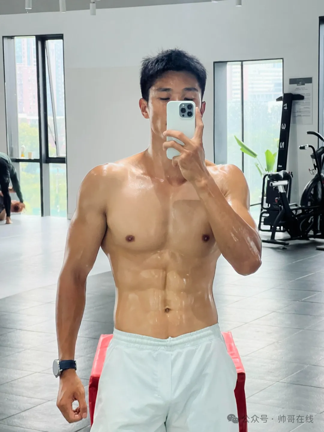八块腹肌黑皮体育私教，这身肌肉馋哭了好多人!