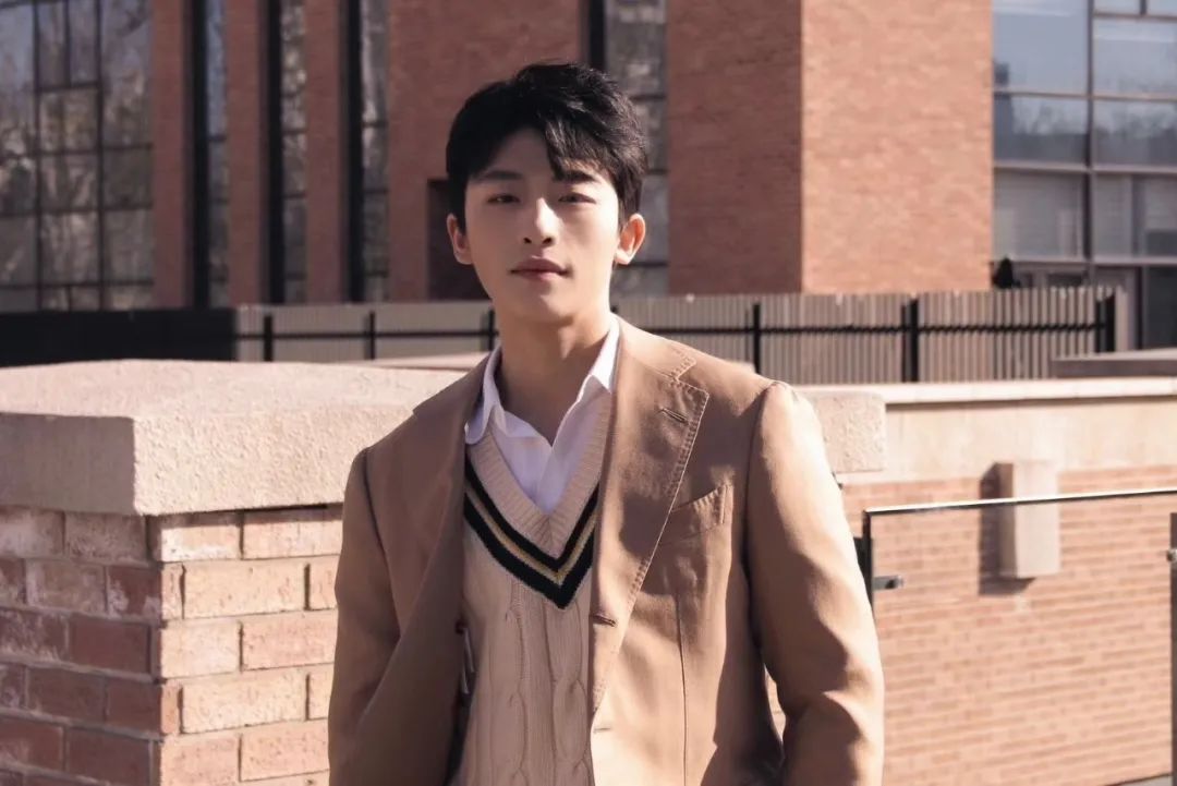 与肖战颇有渊源的他，身材比人还“火”？