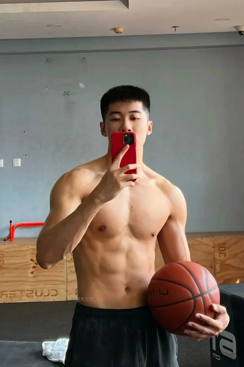 【直男日记】185CM 的足球湿身照，是你新老公吗？