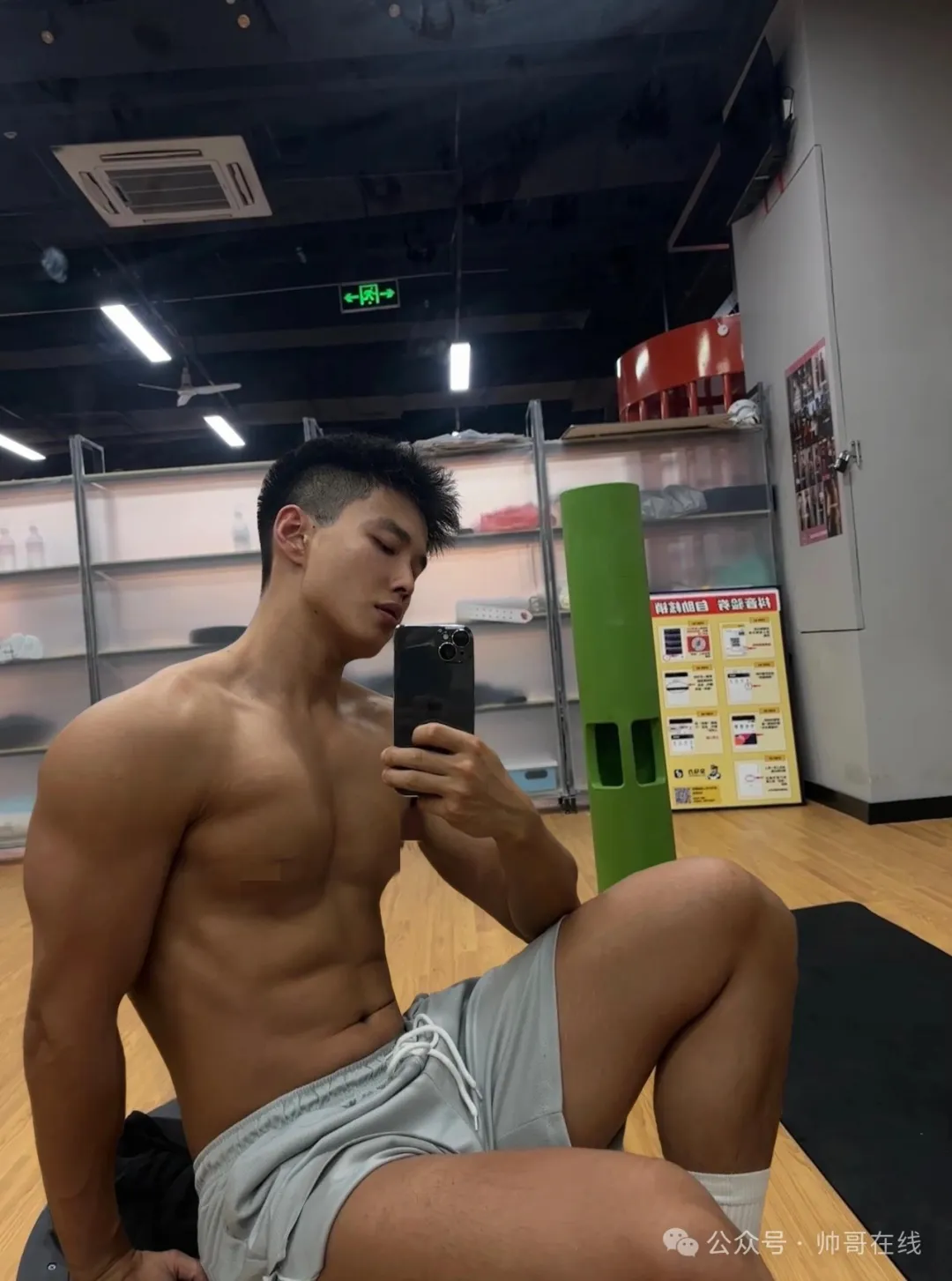 黑皮肌肉健身男大，全身汗湿太让人上头了!