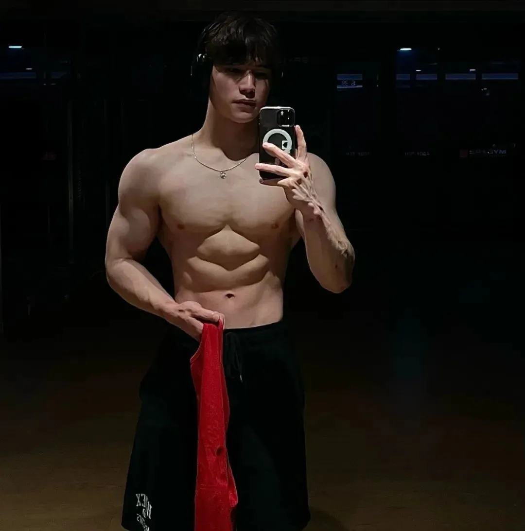 游泳体育生接金主爸爸广告，直接公共浴室拍起来了！