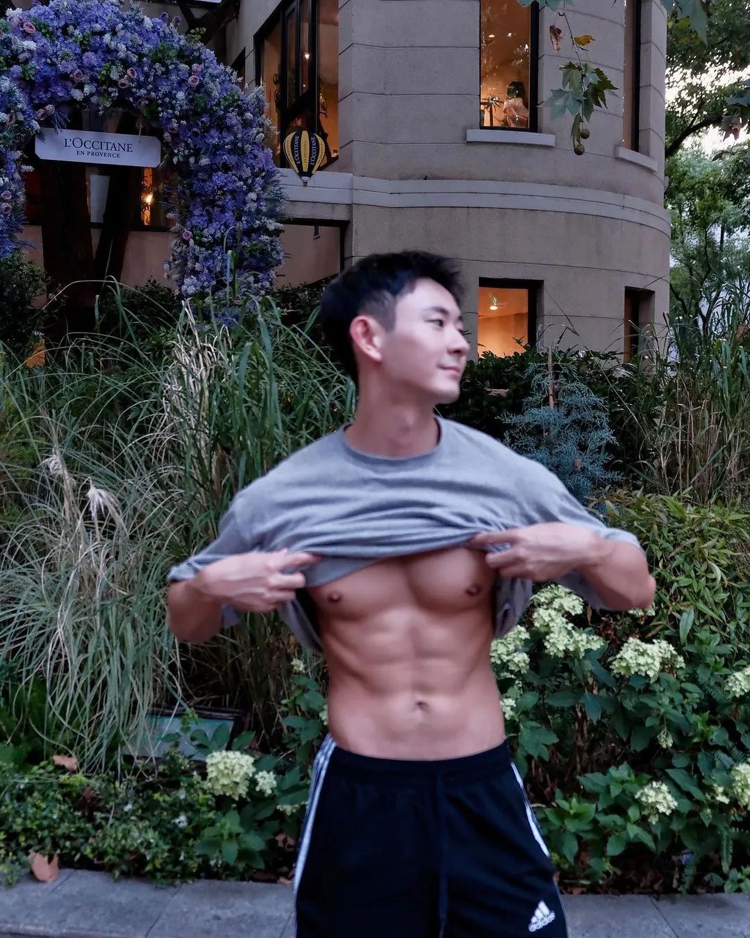 穿黑内裤自拍的野生男私照扒到啦，大实力遮不住呀！