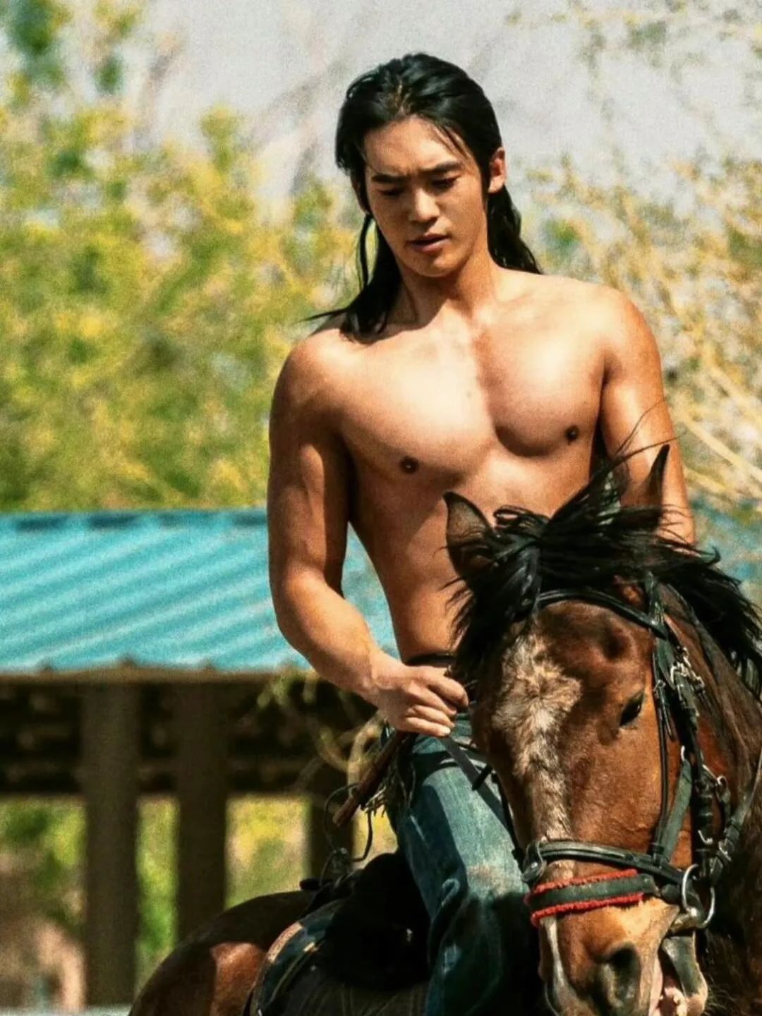 于是，塌房了！舔脚婆、男女通吃、双插头 Buff 叠满…
