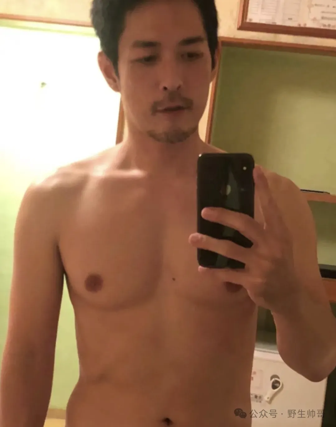 日本这枚正装男酒店见网友涉嫌偷窃他人财物，你看过他的吗