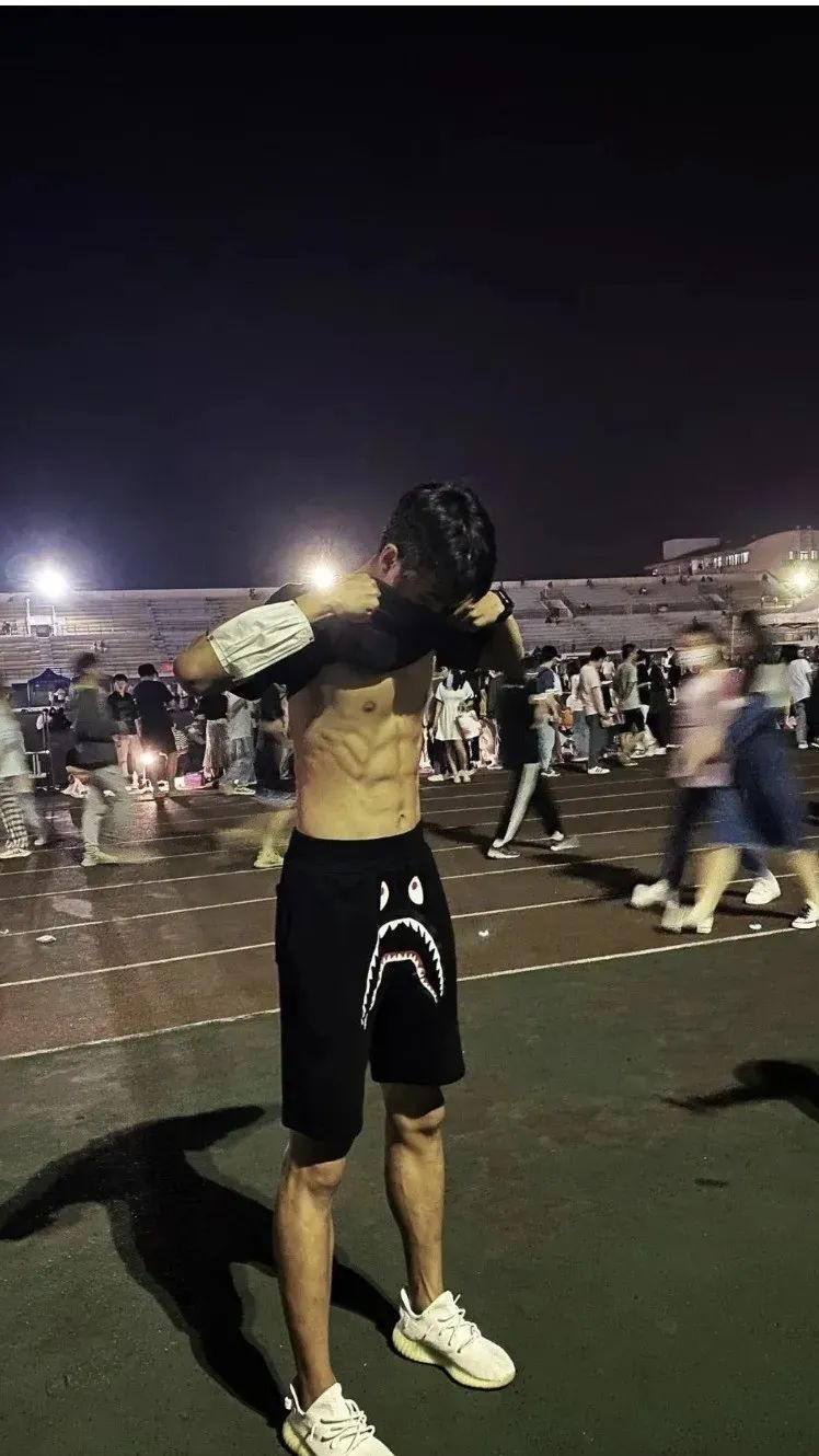 193CM 黑皮田径体育生，19 岁山东男大的迷人魅力！