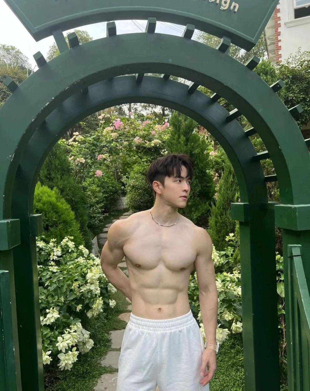 重庆帅奶狗，冷白皮细腻光滑能掐出水！