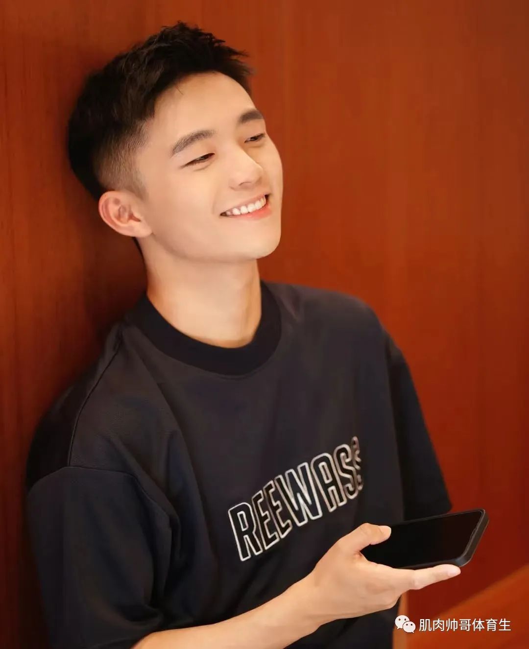精致男孩又来啦，治愈系笑容太迷人