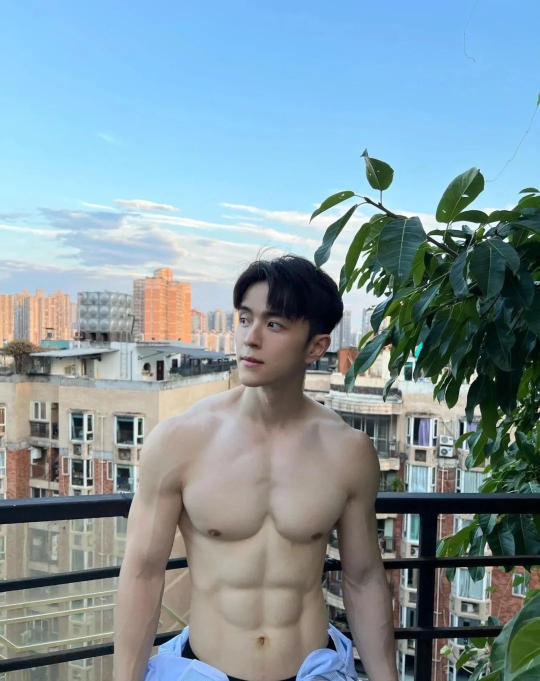 重庆帅奶狗，冷白皮细腻光滑能掐出水！