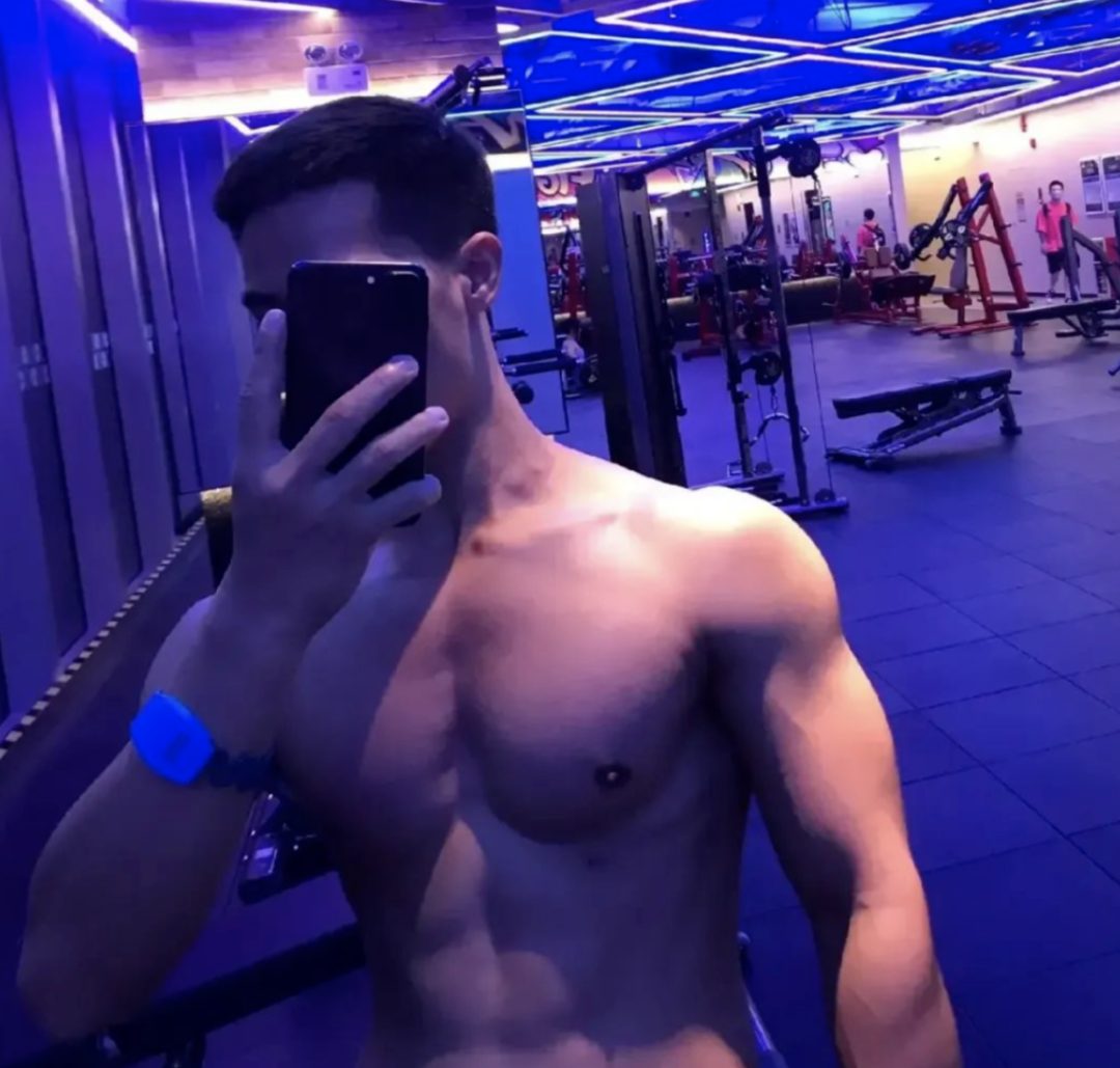 会所男技师身材太棒了，男人味十足！